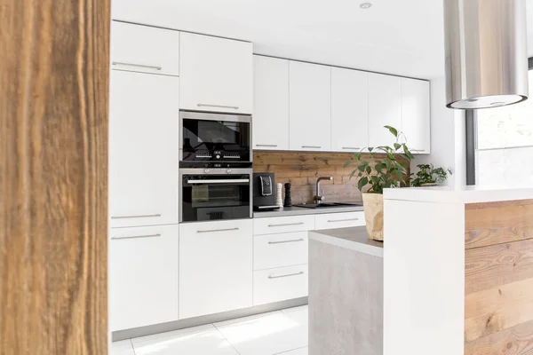 Moderne witte keuken met eiland — Stockfoto