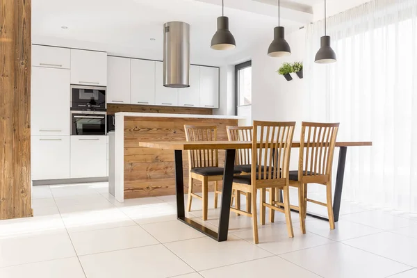 Nieuwe witte keuken met tafel — Stockfoto