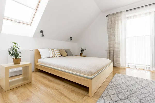 밝은 침실 더블 침대 — 스톡 사진