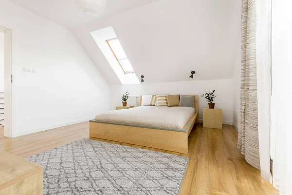 Schlafzimmer im Dachgeschoss mit Fenster — Stockfoto