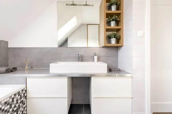 Ванна кімната з білими шафами — стокове фото