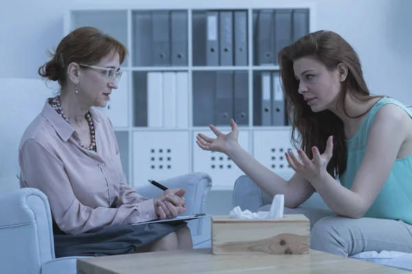 Mulher discutindo com psicólogo — Fotografia de Stock