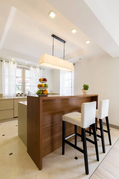 Houten bar tafel in een elegante keuken — Stockfoto