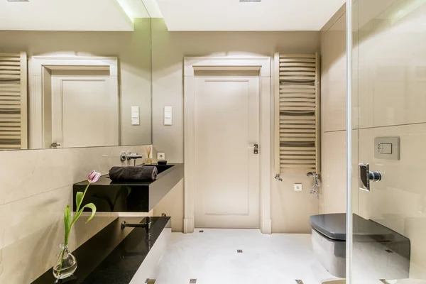 Минималистическая ванная комната с черной раковиной — стоковое фото