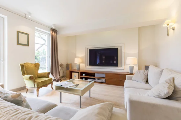 Comfortabele woonkamer met Tv — Stockfoto