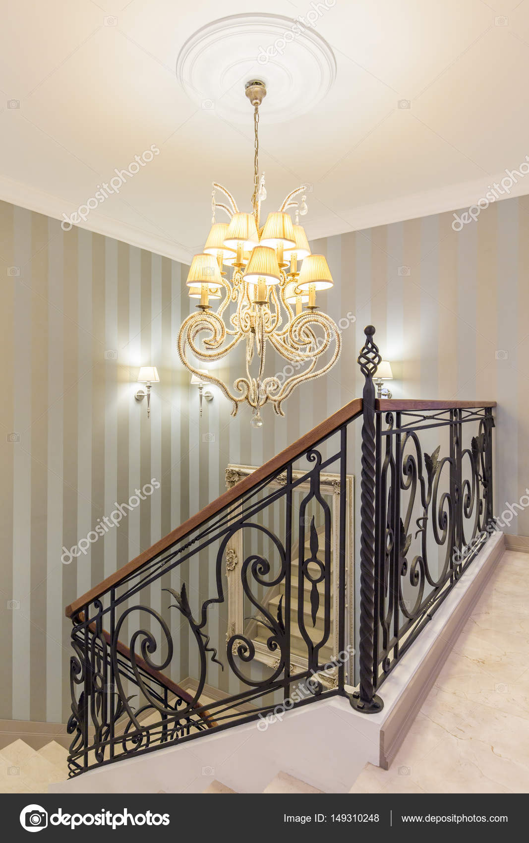 Schöne Kronleuchter In Einem Luxuriösen Flur Stockfoto