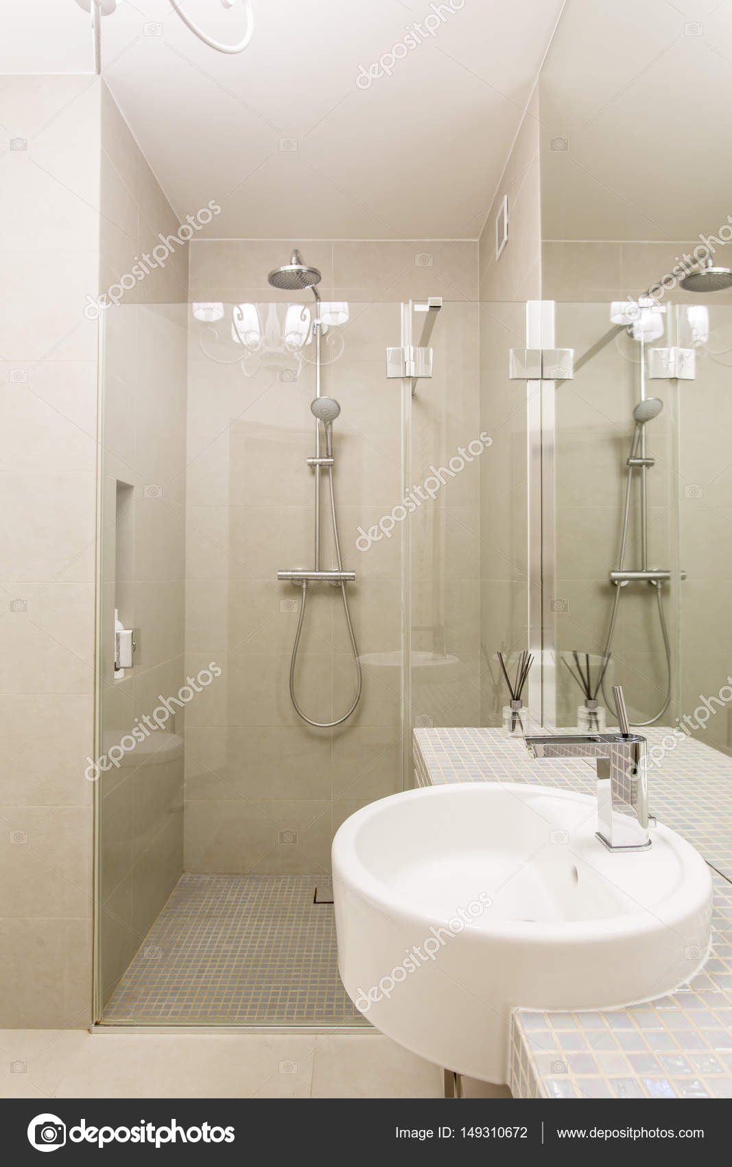 Runde Waschbecken in einem minimalistischen Badezimmer — Stockfoto ... Runde Waschbecken in einem minimalistischen Badezimmer — Stockfoto ...