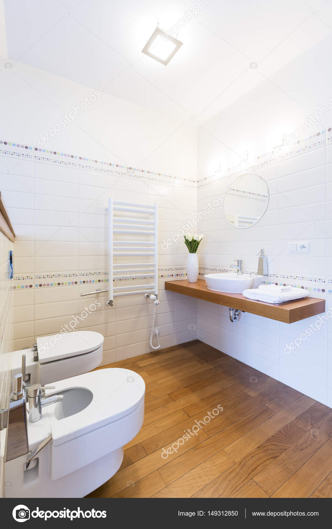 Simple baño con piso de madera — Foto de stock © photographee.eu #149312850