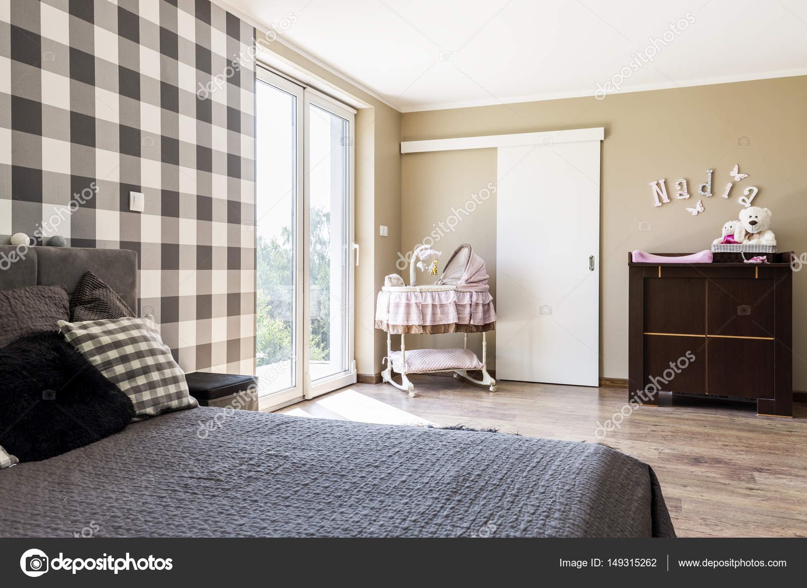 Beige slaapkamer met een pasgeboren baby\'s hoek — Stockfoto ... Beige slaapkamer met een pasgeboren baby\'s hoek — Stockfoto ...