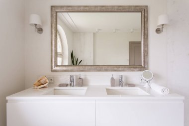 Beyaz vanity üst iki alıcıları ile