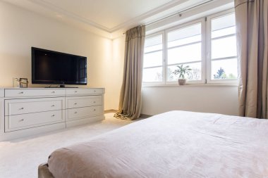 Beyaz tonlarda tasarlanmış geniş yatak odası