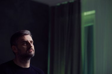 Odasında üzgün adam