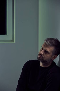 Depresif orta yaşlı adam