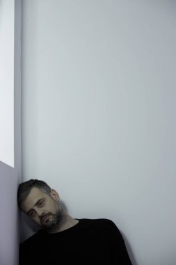 adam bir duvara