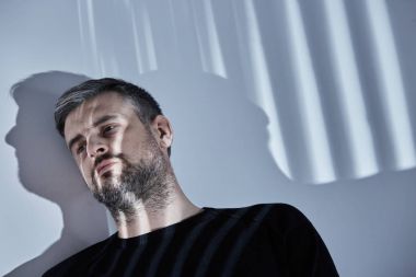 Adam ve onun gölgesi