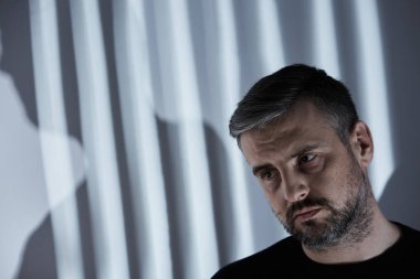 Adam ve duvar gölgeler tam