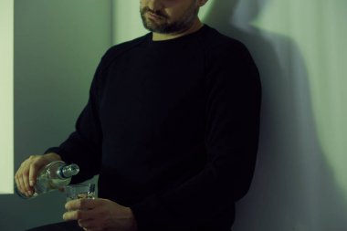 Adam kendini votka dökme