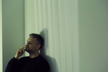 Elinde sigara tutan adam.