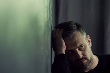Adam geceleri karanlık bir odada
