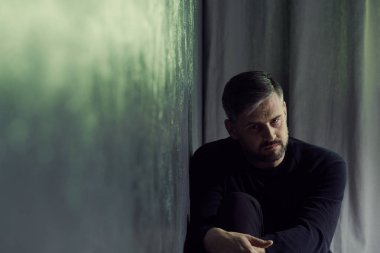 Odadaki düşünceli adam