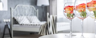 Gül ile dekore edilmiş yatak odası