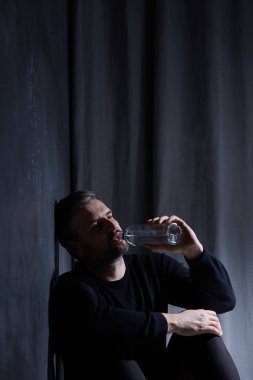 Depresif yalnız içici