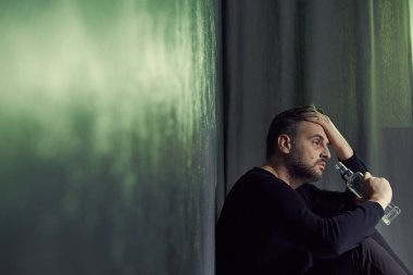 Alkolik bir Şişeden içme