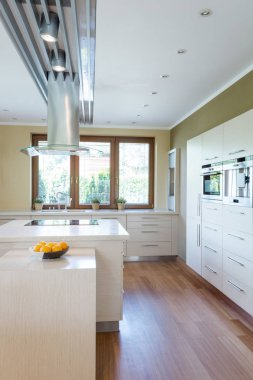 Geniş parlak mutfak