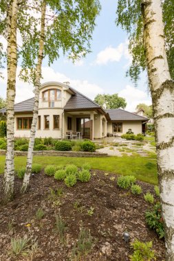 Büyük bir malikanede bahçeli