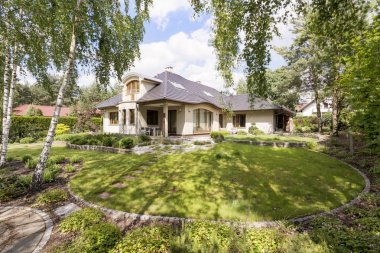 Modern villa housefront bahçede