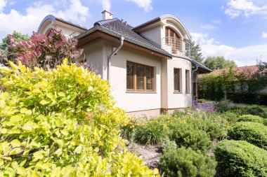 Modern villa dış bahçesi ile çevrili