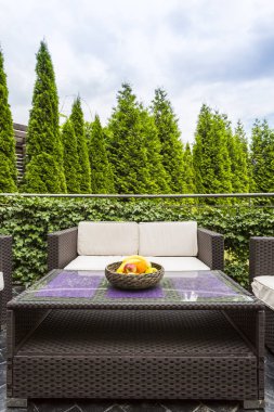 Villa balkon ile şık rattan mobilya