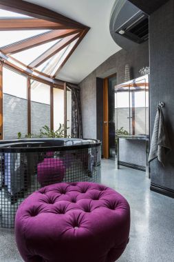 Geniş siyah villa banyo Jakuzi ile