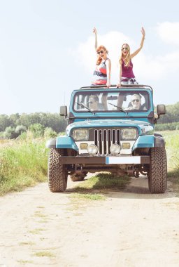 Off-road aracı kızlarda