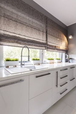 Büyük bir pencere tarafından parlak mutfak top