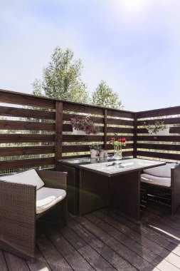 Zarif ahşap balkon bahçe mobilyaları ile