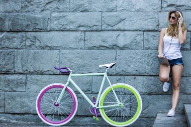 Motorcu kadın kulaklık ile