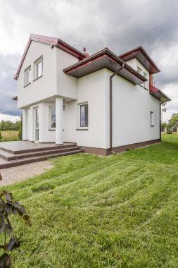 Modern tarzda güzel beyaz villa