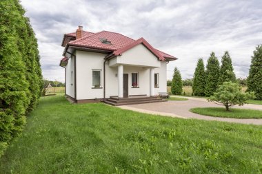 bir bahçe ile çevrili ev