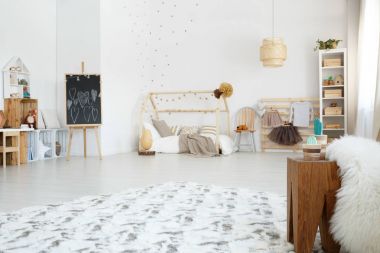 Geniş kahverengi ve beyaz yatak odası