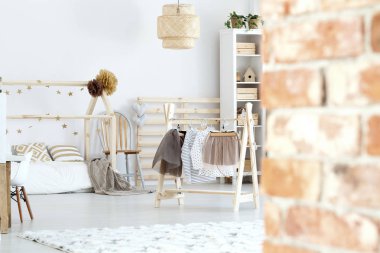 Kızın odasında tuğla duvar