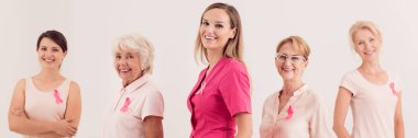 Pembe giyen kadınlar