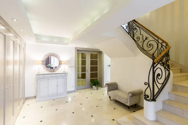 Eleganter Flur mit stilvollem Treppenhaus — Stockfoto
