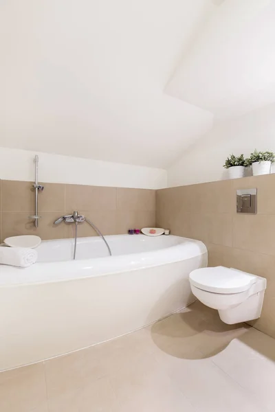 Interior do banheiro com uma banheira moderna — Fotografia de Stock