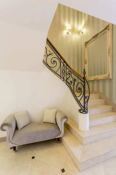 Corridoio con scale in marmo — Foto Stock
