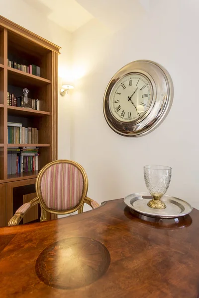 Bureau vintage en bois dans un bureau classique — Photo