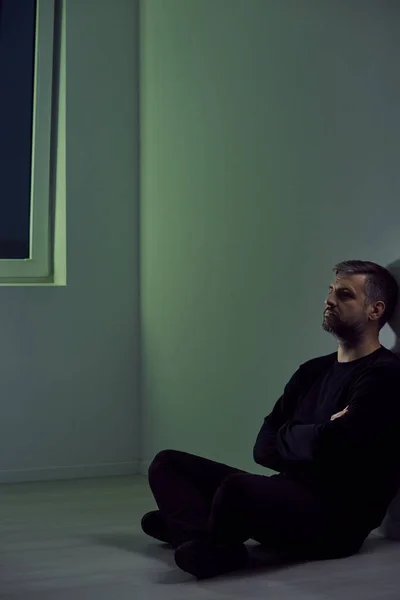 Man sitting in empty room — Stock Photo, Image