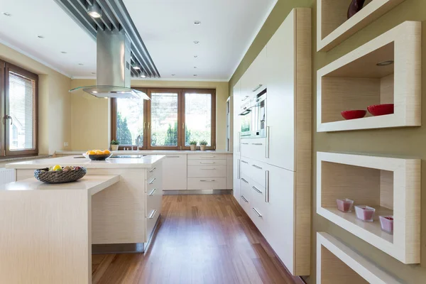 Dapur modern dengan lemari putih yang pas — Stok Foto