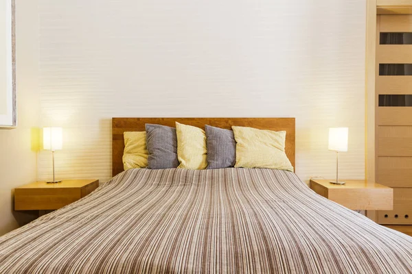 Grande letto in una camera da letto moderna — Foto Stock