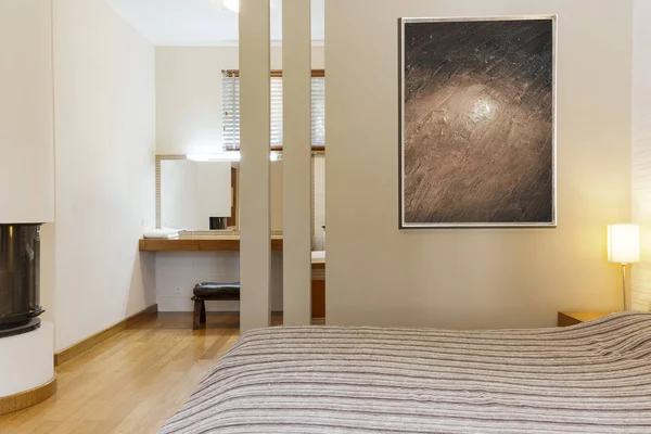 Moderne slaapkamer in warme kleuren — Stockfoto